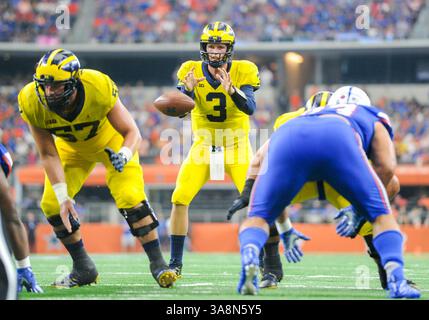 September 2017: Michigan Wolverines Quarterback Wilton Speight #3 beim Advocare Classic NCAA Football Spiel zwischen der University of Michigan Wolverines und der University of Florida Gators im AT&T Stadium in Arlington, Texas Michigan besiegte Florida 33-17 Albert Pena/CSM(Credit Image: &Copy; Albert Pena/CSM via ZUMA Wire) Stockfoto