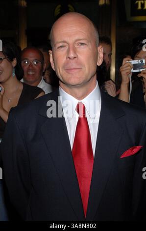 Juni 2007 – New York, NY, USA – 22. Juni 2007 – New York City, New York – Bruce Willis. US-Premiere von „Live Free or die Hard“ in der Radio City Music Hall. Foto: Bill Lyons/AdMedia *** örtlicher Titel Stockfoto