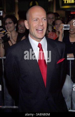 Juni 2007 – New York, NY, USA – 22. Juni 2007 – New York City, New York – Bruce Willis. US-Premiere von „Live Free or die Hard“ in der Radio City Music Hall. Foto: Bill Lyons/AdMedia *** örtlicher Titel Stockfoto
