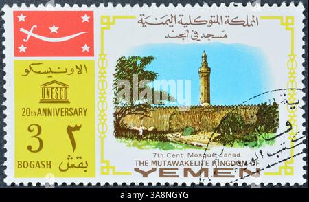 Gestempelte Briefmarke gedruckt vom Königreich Jemen, die Moschee (7. Jh.), Jenad, UNESCO 20. Jahrestag, um 1968 zeigt. Stockfoto