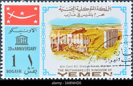 Gestempelte Briefmarke gedruckt vom Königreich Jemen, die den Sheban-Tempel (8. Jh. v. Chr.), Marib, 20. Jahrestag der UNESCO, um 1968 zeigt. Stockfoto