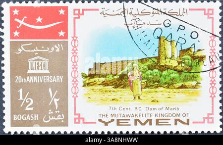 Gestempelte Briefmarke, gedruckt vom Königreich Jemen, die die Stadtmauer von Marib (7. Jh.) zeigt. V. Chr.), 20. Jahrestag der UNESCO, ca. 1968. Stockfoto