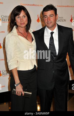 2. Dezember 2008 – Beverly Hills, CA, USA – 02. Dezember 2008 – Beverly Hills, CA – Kyle Chandler und Ehefrau Kathryn. 4. Jährliche Benefizgala der Christopher & Dana Reeve Foundation im Beverly Hilton Hotel. Foto: Byron Purvis/AdMedia Stockfoto