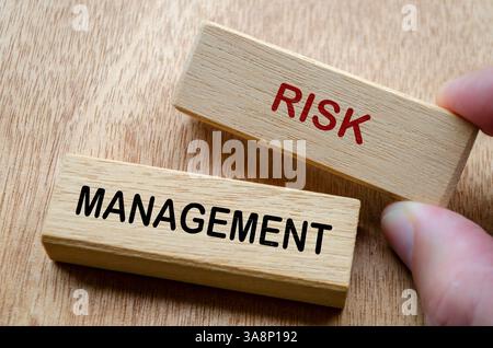 Text zum Risikomanagement auf Holzblöcken. Risikomanagement-Konzept. Stockfoto
