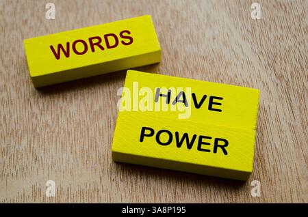 Die Draufsicht von Wörtern hat den Text Power auf gelbem Holzblock. Wissenskonzept. Stockfoto