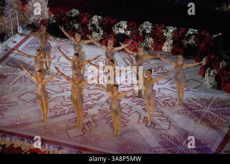 29. November 2007 – New York, NY, USA – 28. November 2007 – New York, New York – die Rockettes treten während der „75th Rockefeller Center Christmas Tree Lighting Ceremony“ im Rockefeller Center auf. Foto: Bill Lyons/AdMedia *** örtlicher Titel Stockfoto