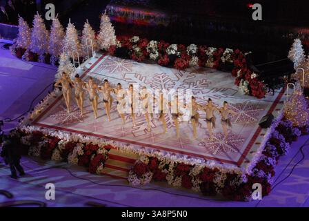 29. November 2007 – New York, NY, USA – 28. November 2007 – New York, New York – die Rockettes treten während der „75th Rockefeller Center Christmas Tree Lighting Ceremony“ im Rockefeller Center auf. Foto: Bill Lyons/AdMedia *** örtlicher Titel Stockfoto