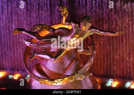 29. November 2007 – New York, NY, USA – 28. November 2007 – New York, New York – Prometheus. Die 75. Weihnachtsbaumbeleuchtung im Rockefeller Center. Foto: Bill Lyons/AdMedia *** örtlicher Titel Stockfoto