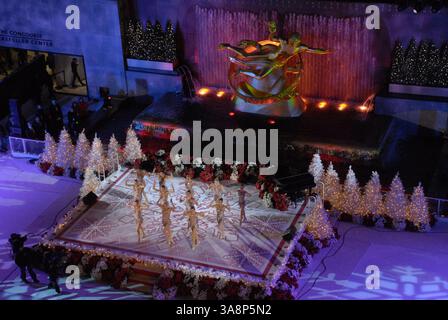 29. November 2007 – New York, NY, USA – 28. November 2007 – New York, New York – die Rockettes treten während der „75th Rockefeller Center Christmas Tree Lighting Ceremony“ im Rockefeller Center auf. Foto: Bill Lyons/AdMedia *** örtlicher Titel Stockfoto