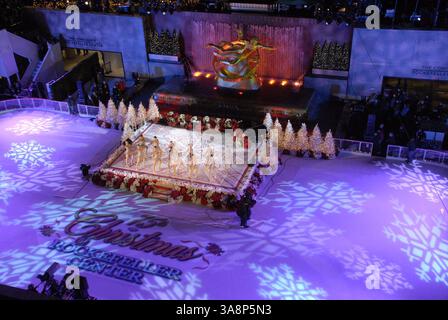 29. November 2007 – New York, NY, USA – 28. November 2007 – New York, New York – die Rockettes treten während der „75th Rockefeller Center Christmas Tree Lighting Ceremony“ im Rockefeller Center auf. Foto: Bill Lyons/AdMedia *** örtlicher Titel Stockfoto