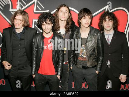 5. Mai 2006 – New York City, New York, USA – 4. Mai 2006 – New York, New York – Nikolai Fraiture, Fabrizio Moretti, Nick Valensi, Julian Casablancas und Albert Hammond, Jr. über die 1000. Titelfeier des Rolling Stone Magazins im Hammerstein Ballroom. Foto Credit Jackson Lee/Admedia (Foto: © Jackson Lee/AdMedia via ZUMA Wire) Stockfoto