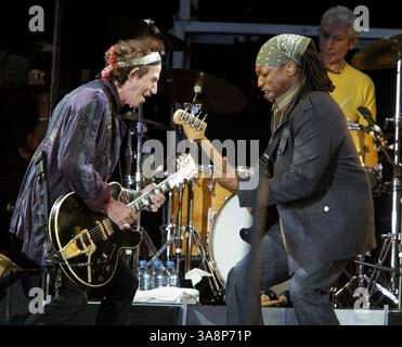 6. August 2006 – Stuttgart, USA – 3. August 2006 – Stuttgart, Deutschland – Keith Richards und Darryl Jones. Die Rolling Stones treten auf ihrer „A Bigger Bang“ Tour im Gottlieb-Daimler Stadium auf. Foto: CI/AdMedia. Stockfoto