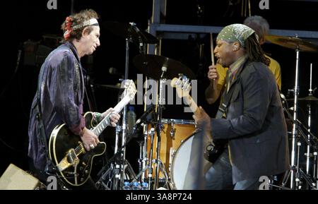 6. August 2006 – Stuttgart, USA – 3. August 2006 – Stuttgart, Deutschland – Keith Richards und Darryl Jones. Die Rolling Stones treten auf ihrer „A Bigger Bang“ Tour im Gottlieb-Daimler Stadium auf. Foto: CI/AdMedia. (Kreditbild: © CI/AdMedia via ZUMA Wire) Stockfoto