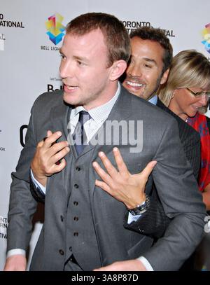 September 2008 – Toronto, ON, USA – 04. September 2008 – Toronto, Ontario, Kanada – Guy Richie und Jeremy Piven. Die Premiere von Rocknrolla fand im Elgin Theatre während des 33. Jährlichen Toronto International Film Festivals statt. Foto: Brent Perniac/AdMedia (Foto: © Brent Perniac/AdMedia via ZUMA Wire) Stockfoto