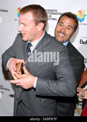 September 2008 – Toronto, ON, USA – 04. September 2008 – Toronto, Ontario, Kanada – Guy Richie und Jeremy Piven. Die Premiere von Rocknrolla fand im Elgin Theatre während des 33. Jährlichen Toronto International Film Festivals statt. Foto: Brent Perniac/AdMedia (Foto: © Brent Perniac/AdMedia via ZUMA Wire) Stockfoto