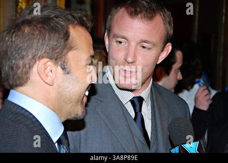 September 2008 – Toronto, ON, USA – 04. September 2008 – Toronto, Ontario, Kanada – Jeremy Piven und Guy Richie. Die Premiere von Rocknrolla fand im Elgin Theatre während des 33. Jährlichen Toronto International Film Festivals statt. Foto: Brent Perniac/AdMedia (Foto: © Brent Perniac/AdMedia via ZUMA Wire) Stockfoto