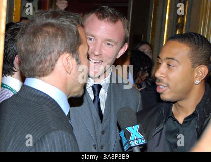September 2008 – Toronto, ON, USA – 04. September 2008 – Toronto, Ontario, Kanada – Jeremy Piven, Guy Richie und Chris Ludacris Bridges. Die Premiere von Rocknrolla fand im Elgin Theatre während des 33. Jährlichen Toronto International Film Festivals statt. Foto: Brent Perniac/AdMedia (Foto: © Brent Perniac/AdMedia via ZUMA Wire) Stockfoto