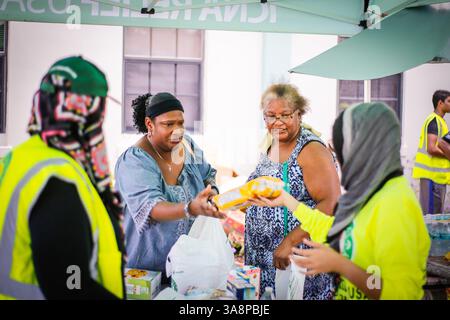 17. September 2017 – FL, USA – Denise Cooper und Margaret Reed erhalten am Sonntag, 17. September 2017, in der Masjid Al-Ansar Moschee in Miami, Florida, verpackte Waren vom Islamischen Kreis Nordamerikas Relief USA Freiwillige. (Kreditbild: © Zak Bennett/TNS via ZUMA Wire) Stockfoto