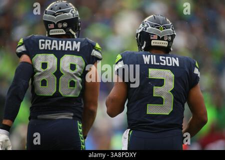 17. September 2017: Seattle Seahawks Quarterback Russel Wilson (3) geht in Richtung des Huddle mit dem Tight End von Seattle Seahawks Jimmy Graham (88) während eines Spiels zwischen den San Francisco 49ers und den Seattle Seahawks am 17. September 2017 im CenturyLink Field in Seattle, WA. Die Seahawks besiegten die 49er mit 12:9. Sean Brown/CSM(Credit Image: &Copy; Sean Brown/CSM via ZUMA Wire) Stockfoto