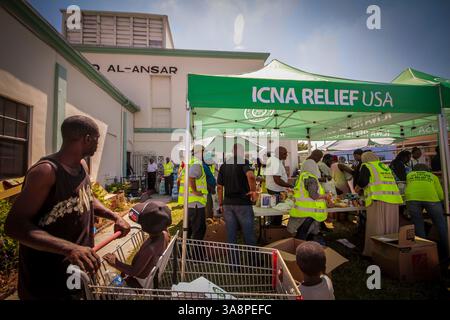 17. September 2017 - FL, USA - der Veteran des Irak-Krieges Antoine Cooper, links, und seine beiden Jungen treffen am Sonntag, 17. September 2017 in der Masjid Al-Ansar Moschee in Miami ein, Florida, die Bewohner von Liberty City, die vom Hurrikan Irma betroffen sind, mit Lebensmitteln versorgt. (Kreditbild: © Zak Bennett/TNS via ZUMA Wire) Stockfoto