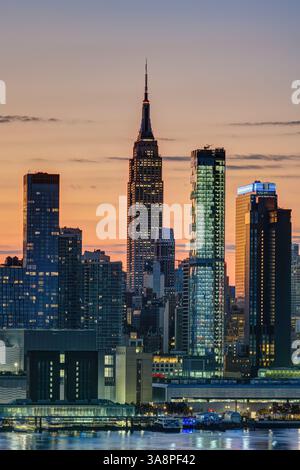 Die Skyline von Midtown Manhattan in New York mit dem berühmten Empire State Building vor Sonnenaufgang Stockfoto