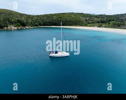 korfu, korfu, Griechenland. 15. März 2025: Segelboot vor Anker in der türkisfarbenen Bucht Stockfoto