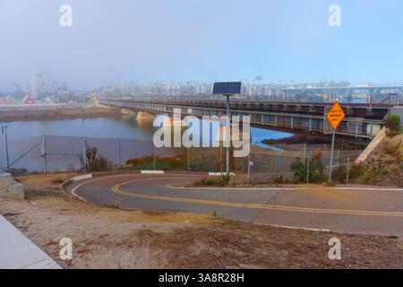 Oceanside, Kalifornien - 3. Januar 2025: Weitwinkelblick auf die Eisenbahnbrücke des San Luis Rey River in der Nähe des Hafens von Oceanside, mit einem nebeligen Morgen Stockfoto