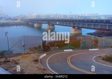 Oceanside, Kalifornien - 3. Januar 2025: Großer Blick auf die San Luis Rey River Eisenbahnbrücke in der Nähe des Oceanside Harbor, mit Blick auf das Wasser und die Umgebung Stockfoto
