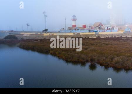 Oceanside, Kalifornien - 3. Januar 2025: Ein ruhiger Blick auf das Oceanside Harbor Village in Kalifornien an einem nebeligen Morgen mit dem Leuchtturm und den Feuchtgebieten Stockfoto