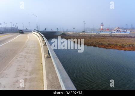 Oceanside, Kalifornien - 3. Januar 2025: Ruhige Szene im Oceanside Harbor Village während eines nebeligen morgens, mit ruhigem Wasser und weitem Licht Stockfoto