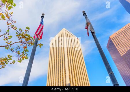 Los Angeles, Kalifornien - 4. Dezember 2024: Das ikonische Gebäude der Bank of America in der Innenstadt von Los Angeles zeigt die amerikanische und kalifornische Flagge Stockfoto
