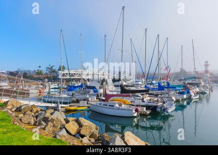 Oceanside, Kalifornien - 3. Januar 2025: Beschauliche Hafenszene mit einer Vielzahl von Yachten und Segelbooten, die in Oceanside, Kalifornien, unter cle, angedockt werden Stockfoto
