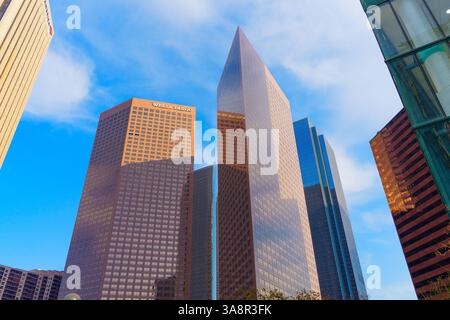 Los Angeles, Kalifornien - 4. Dezember 2024: Weitwinkelblick auf die berühmten Wolkenkratzer in der Innenstadt von Los Angeles, einschließlich Wells Fargo und Bank of America, Stockfoto