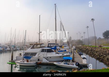 Oceanside, Kalifornien - 3. Januar 2025: Ruhiger Blick auf einen Yachthafen in Oceanside, Kalifornien, mit Booten, die entlang des Docks mit Nebel ankern, Stockfoto