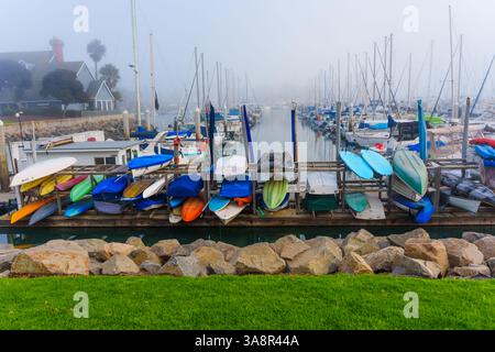 Oceanside, Kalifornien - 3. Januar 2025: Eine lebhafte Auswahl an Kajaks und Segelbooten, die sich in einem Jachthafen in Oceanside, Kalifornien, aufstellten Stockfoto