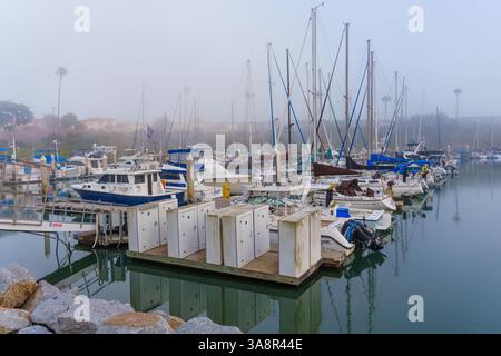 Oceanside, Kalifornien - 3. Januar 2025: Ruhiger Blick auf einen Yachthafen in Oceanside, Kalifornien, mit mehreren Booten und in Mo eingehüllten Schließfächern Stockfoto