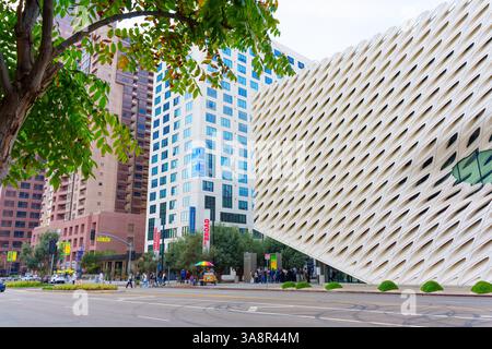 Los Angeles, Kalifornien - 4. Dezember 2024: Lebhafter Blick auf die Straße in der Nähe des Broad Museum zeigt zeitgenössische Architektur mit einem Schwerpunkt auf dem einzigartigen Stockfoto