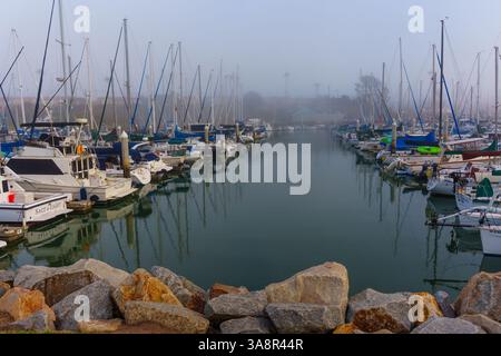 Oceanside, Kalifornien - 3. Januar 2025: Ruhiger Yachthafen in Oceanside, Kalifornien, mit Booten, die in den frühen Morgenstunden im Nebel stehen, Reflec Stockfoto