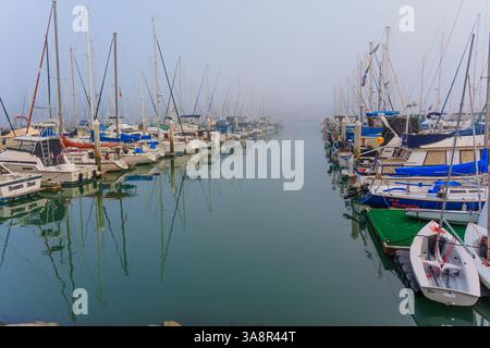 Oceanside, Kalifornien - 3. Januar 2025: Ruhiger Yachthafen in Oceanside, Kalifornien, mit zahlreichen Booten, die am Morgen im Wasser stehen Stockfoto