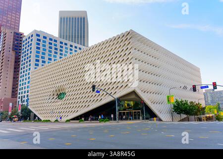 Los Angeles, Kalifornien - 4. Dezember 2024: Die ikonische Wabenfassade des Broad Museums steht im Kontrast zu den urbanen Wolkenkratzern in der Innenstadt von Los Angeles, die erfasst wurden Stockfoto