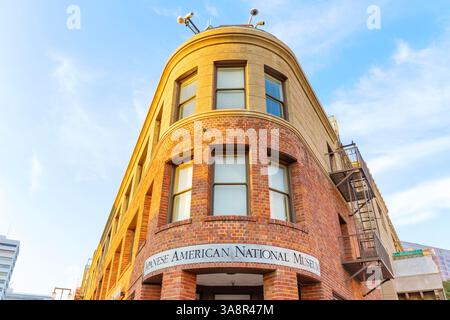 Los Angeles, Kalifornien - 4. Dezember 2024: Blick nach oben auf die atemberaubende Ziegelfassade des Japanese American National Museum mit Architektur Stockfoto