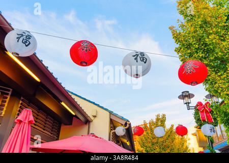 Los Angeles, Kalifornien - 4. Dezember 2024: Bunte rot-weiße Laternen hängen über einer lebhaften Straße in Little Tokyo, Los Angeles, beleuchtet von so Stockfoto