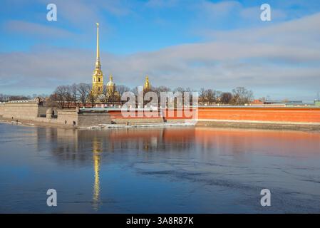 ST. PETERSBURG, RUSSLAND - 03. APRIL 2022: Blick auf die Peter-und-Paul-Festung an einem Aprilmorgen. Historisches Zentrum von Sankt Petersburg Stockfoto