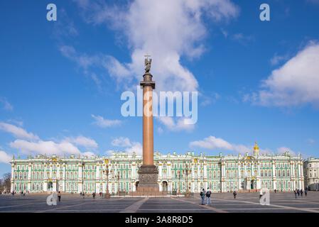 ST. PETERSBURG, RUSSLAND - 2. APRIL 2023: Palastplatz an einem Frühlingstag. Historisches Zentrum von Sankt Petersburg Stockfoto