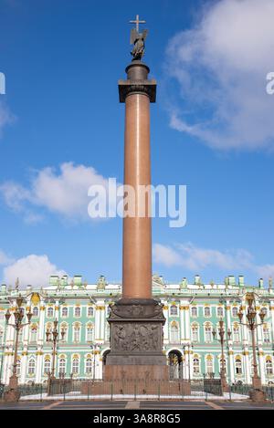 SANKT PETERSBURG, RUSSLAND - 2. APRIL 2023: Alexandersäule auf dem Schlossplatz. Historisches Zentrum von St. Petersburg Stockfoto