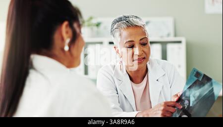 Gesundheitswesen, Ergebnisse oder Röntgen mit Arzt und Patient in der Praxis des Krankenhauses zur Beratung. Diagnostik, Zeigen oder Radiologie mit reifer Medizin Stockfoto