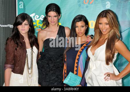 9. August 2009 – Universal City, CA, USA – 09. August 2009 – Universal City, CA – Kylie Jenner, Kendall Jenner, Kourtney Kardashian und Kim Kardashian. Teen Choice Awards 2009: Ankunft im Gibson Amphitheatre. Foto: Byron Purvis/AdMedia Stockfoto