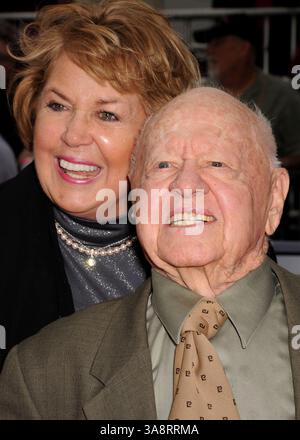 Oktober 2009 – Los Angeles, CA, USA – 27. Oktober 2009 – Los Angeles, Kalifornien – Mickey Rooney und Ehefrau Jan Rooney. „This is it“ Los Angeles Premiere im NOKIA Theatre L.A. LIVE. Foto: Byron Purvis/AdMedia Stockfoto