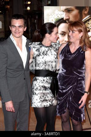 Dezember 2009 – Los Angeles, Kalifornien, USA – 3 2009 – Los Angeles, Kalifornien – Rupert Friend, Emily Blunt, Sarah Ferguson Duchess of York. "The Young Victoria" - die US-Premiere veranstaltete die Pacific Theatres The Grove . Foto: T.. Conrad/AdMedia (Bild: © T. Conrad/AdMedia via ZUMA Wire) Stockfoto