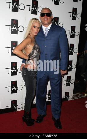 21. November 2009 – Las Vegas, Nevada, USA – 21. November 2009 – Las Vegas, Nevada – Tito Ortiz und Jenna Jameson. Tito Ortiz veranstaltet eine After Fight Party im Tao Nachtclub im Venetian Resort Hotel and Casino. Foto: MJT/AdMedia Stockfoto